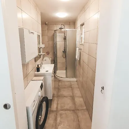 Shelter Next To The 拉纳卡