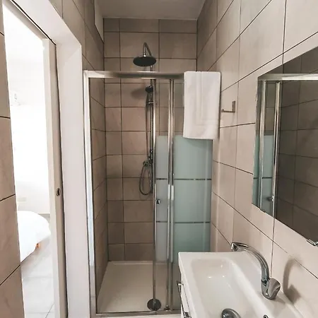 公寓 Shelter Next To The 拉纳卡