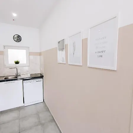 Shelter Next To The 公寓 *