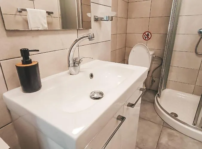 Shelter Next To The * Λάρνακα