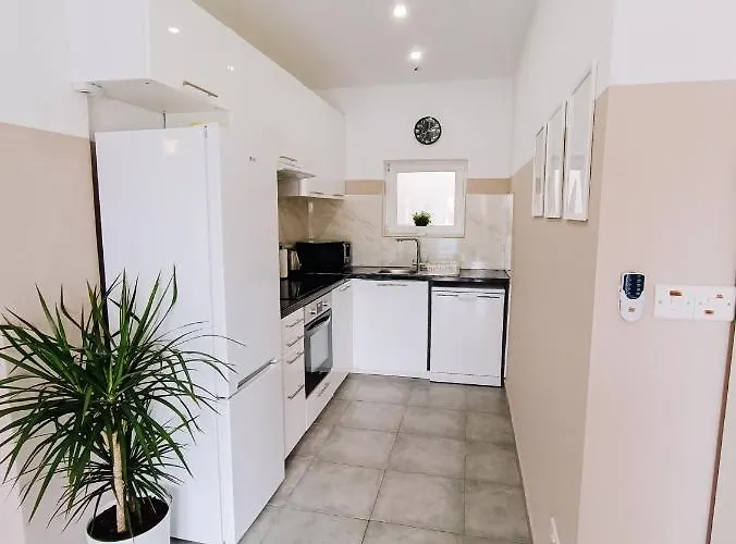 Shelter Next To The Διαμέρισμα Λάρνακα